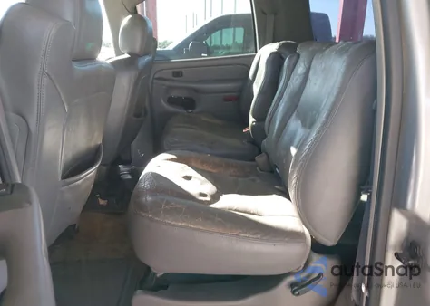 2004 Chevrolet Suburban 1500 Lt z USA, uszkodzony, nr VIN 1GNEC16Z74J117445